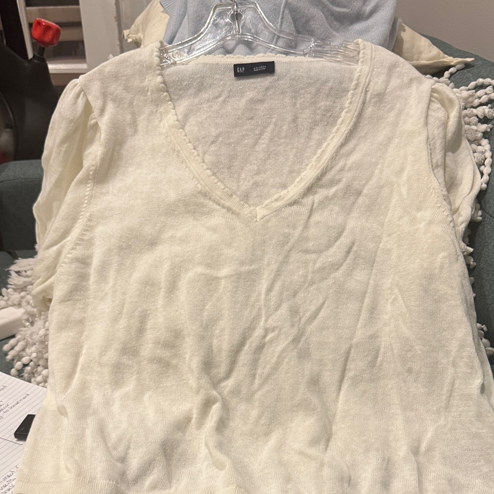 GAP Women's V-Neck Lightweight Ivory Sweater Top